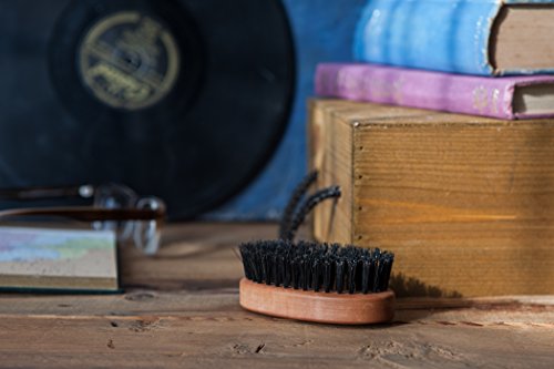 Cepillo para la barba de Percy Nobleman - elaborado a partir de madera de peral austriaco con tratamiento de aceite.