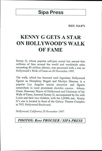 Foto vintage del músico y saxofonista estadounidense Kenny G's Star on Hollywood Walk of Fame