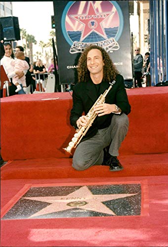 Foto vintage del músico y saxofonista estadounidense Kenny G's Star on Hollywood Walk of Fame