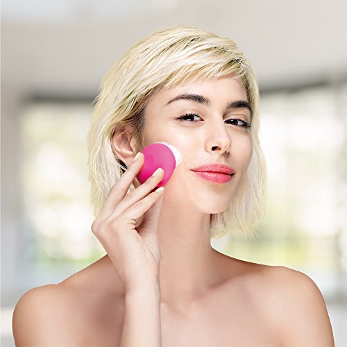 LUNA play de FOREO es el limpiador exfoliante facial, fucsia. Perfecto para llevar de viaje, este cepillo facial es resistente al agua y proporciona una limpieza sónica