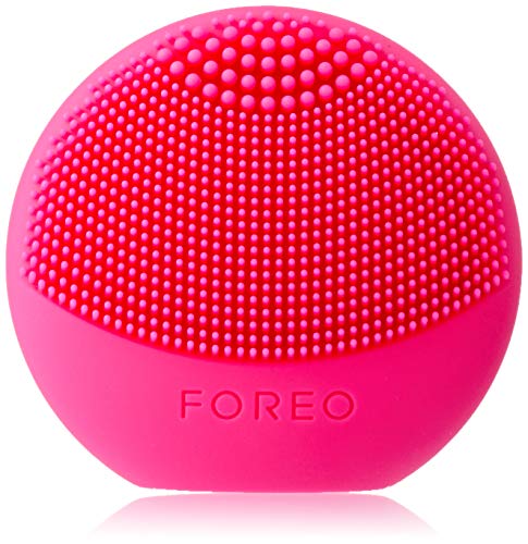 LUNA play de FOREO es el limpiador exfoliante facial, fucsia. Perfecto para llevar de viaje, este cepillo facial es resistente al agua y proporciona una limpieza sónica