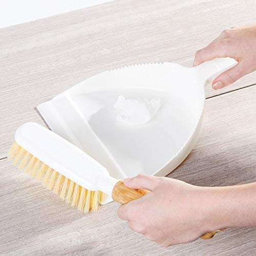 mDesign Juego de 2 utensilios de limpieza para barrer de bambú y plástico – Recogedor y escoba de mano con mango corto – Para limpiar la casa de manera rápida y eficaz – blanco/natural