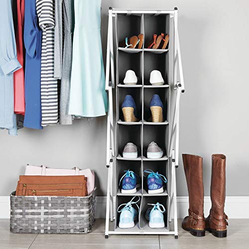 mDesign Mueble zapatero alto para el pasillo, armario o dormitorio – Zapatero estrecho de metal y tela – Organizador de zapatos con 12 compartimentos – gris y blanco