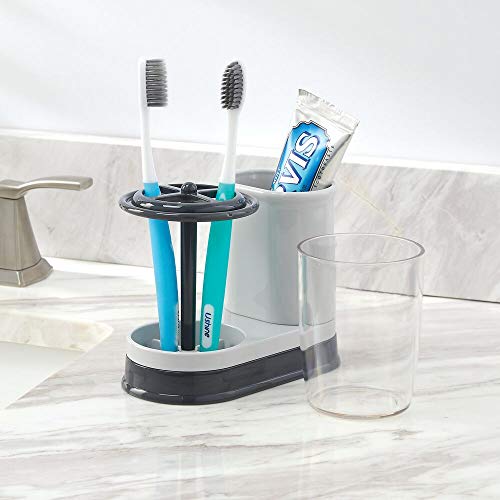 mDesign Portacepillos con vaso para enjuague bucal – Vaso para cepillo de dientes de calidad con tapa – Soporte para cepillos de dientes y pasta dental hecho de plástico – gris claro y gris oscuro