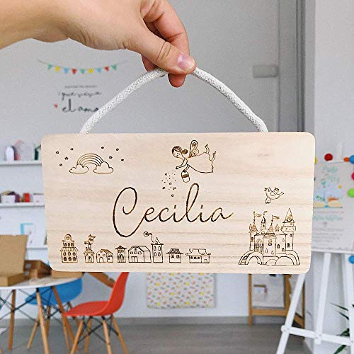 MONAMÍ - Cartel Infantil de Madera Personalizado con Cuerda para Colgar. Cartel Personalizado de 21x11 cm y 0,8 cm de Grosor, Ideal para Decorar la habitación del bebé.