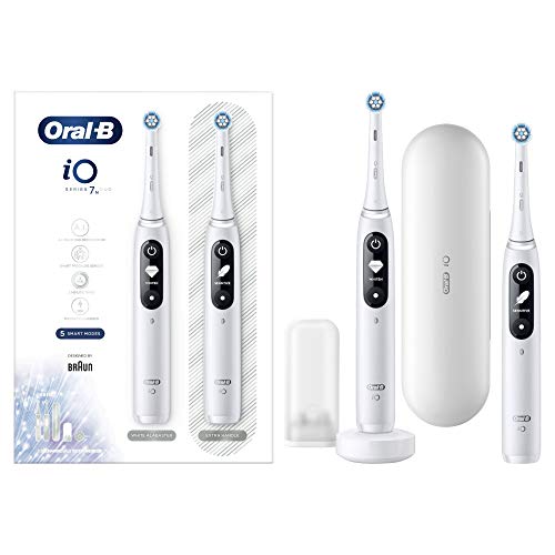 Oral-B iO 7n Cepillo Eléctrico Recargable Tecnología De Braun, 2 Mangos Blancos Diseño De Alta Gama Y Tecnología Magnética, Pantalla En Blanco Y Negro, 2 Cabezales De Recambio, 1 Funda Viaje Premium