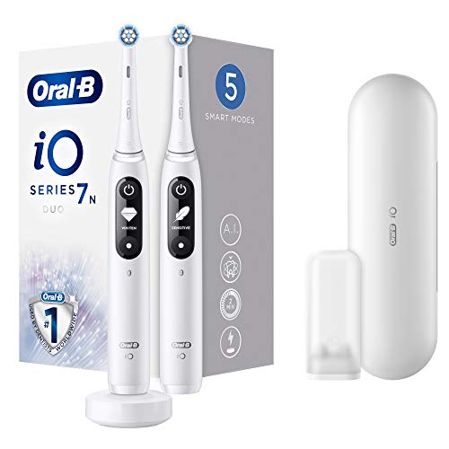 Oral-B iO 7n Cepillo Eléctrico Recargable Tecnología De Braun, 2 Mangos Blancos Diseño De Alta Gama Y Tecnología Magnética, Pantalla En Blanco Y Negro, 2 Cabezales De Recambio, 1 Funda Viaje Premium