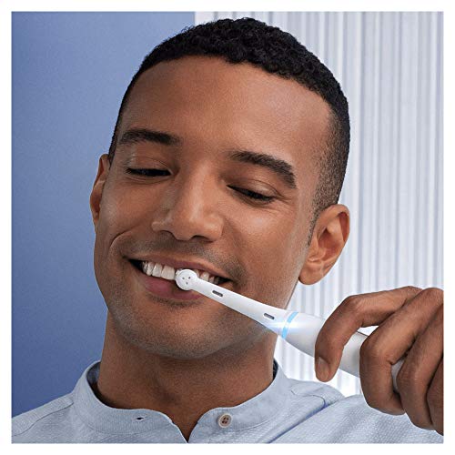 Oral-B iO 7n Cepillo Eléctrico Recargable Tecnología De Braun, 2 Mangos Blancos Diseño De Alta Gama Y Tecnología Magnética, Pantalla En Blanco Y Negro, 2 Cabezales De Recambio, 1 Funda Viaje Premium