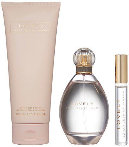 Lovely De Sarah Jessica Parker Para Mujeres 3 Pza. Set De Regalo (Eau De Parfum Vaporizador 3.4 Oz + Loción Corporal 6.7 Oz + Eau De Parfum Roller Ball 0.34 Oz Miniatura)