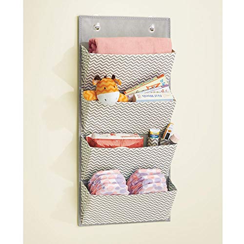 mDesign estanteria colgante para organizar la ropa de bebe - Organizador de ropa color gris oscuro/natural para colgar en su armario - Con 4 compartimentos