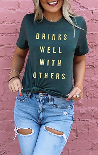 FAYALEQ Playera con Texto en inglés Drinks Well with Others para Mujer, con Estampado de Letras y Alcohol, Divertida Camiseta con gráfico - Verde - X-Large