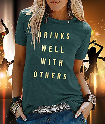 FAYALEQ Playera con Texto en inglés Drinks Well with Others para Mujer, con Estampado de Letras y Alcohol, Divertida Camiseta con gráfico - Verde - X-Large