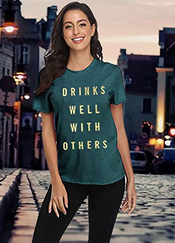 FAYALEQ Playera con Texto en inglés Drinks Well with Others para Mujer, con Estampado de Letras y Alcohol, Divertida Camiseta con gráfico - Verde - X-Large