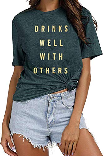 FAYALEQ Playera con Texto en inglés Drinks Well with Others para Mujer, con Estampado de Letras y Alcohol, Divertida Camiseta con gráfico - Verde - X-Large