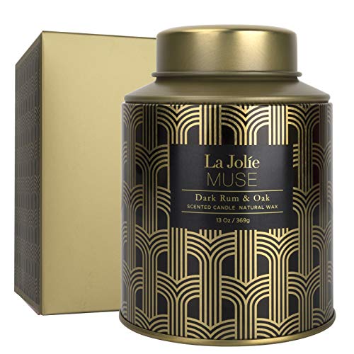 La Jolíe Muse Vela perfumada de Ron Oscuro y Roble, Vela de Cera Natural para el hogar, 100 Horas de duración, Naranja, limón, Lavanda, Lirio de jazmín, Vela de Vacaciones, Lata, 13 oz / 369 g