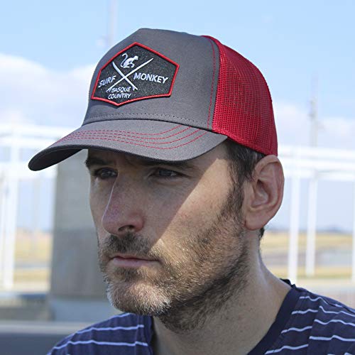 DRESSED IN MUSIC PLAY WITH ME Gorra Tipo Trucker - Visera Curvada - Diseño 5 Paneles - Parche Cosido Parte Frontal - Cierre Ajustable Snapback - Corona de Perfil bajo 24/48h (Gris/Rojo)