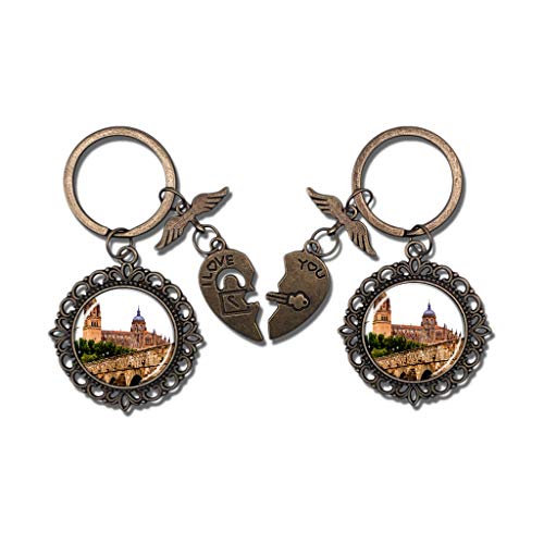 Hqiyaols Keychain España Puente Romano Catedral Salamanca Pareja Llavero Día de San Valentín Llavero Adornos Recuerdo Coleccionable Cristal redondo Bronce Metal 2pcs / Set