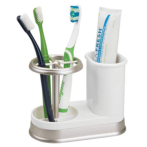 mDesign Soporte para cepillos de dientes – Porta cepillos de dientes de plástico para lavabos o muebles de baño – Soporte para cepillos dentales y dentífrico – blanco y plateado mate