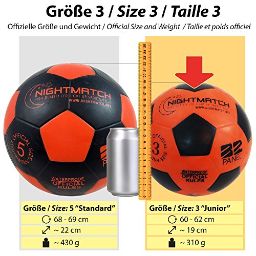 NIGHTMATCH Balón de Fútbol Ilumina Incl. Bomba de balón - LED Interior se Enciende Cuando se patea – Brilla en la Oscuridad - Tamaño 3 - Tamaño y Peso Oficial Naranja/Negro