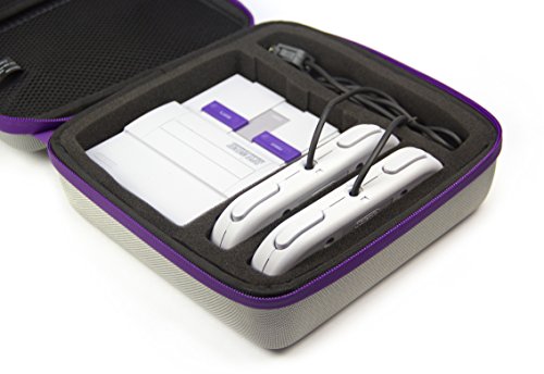 AmazonBasics - Funda de transporte para Super NES Classic y accesorios, 21,6 x 8,9 x 21,6 cm, color gris con borde morado