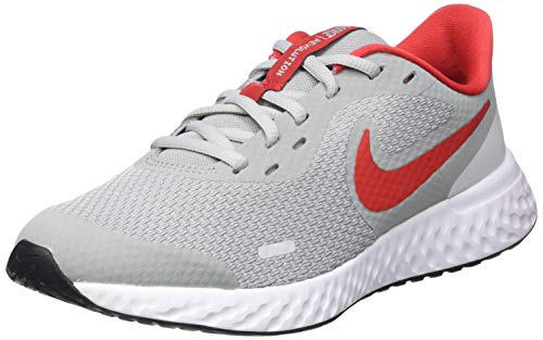 Nike Revolution 5 (GS), Running Shoe Unisex-Child, Gris (Light Smoke Grey/University Red-Photon Dust-White), 36 EU