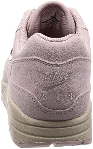 Nike Air MAX 1 Premium SC, Zapatillas de Gimnasia Hombre, Rosa (Particle Rose/Mtlc Gold/Desert 601), 42.5