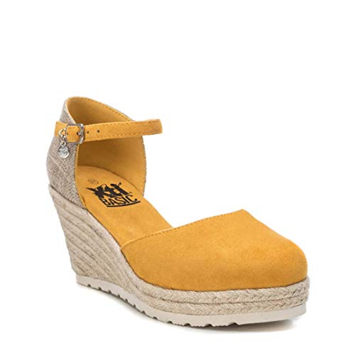 XTI - Sandalia para Mujer - Sandalia con Cierre de Hebilla - Tacón 8 cm - Color Amarillo - Talla 39