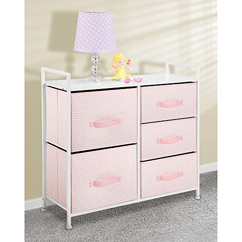 mDesign Cómoda de tela – Estrecho organizador de armarios con 5 cajones – Práctico mueble cajonera para el dormitorio, la habitación infantil o zonas pequeñas – Armario con cajones – rosa/blanco