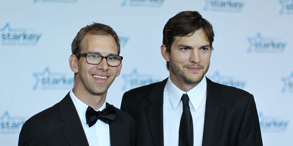 El hermano gemelo de Ashton Kutcher se enfadó mucho cuando el actor reveló que tenía parálisis cerebral