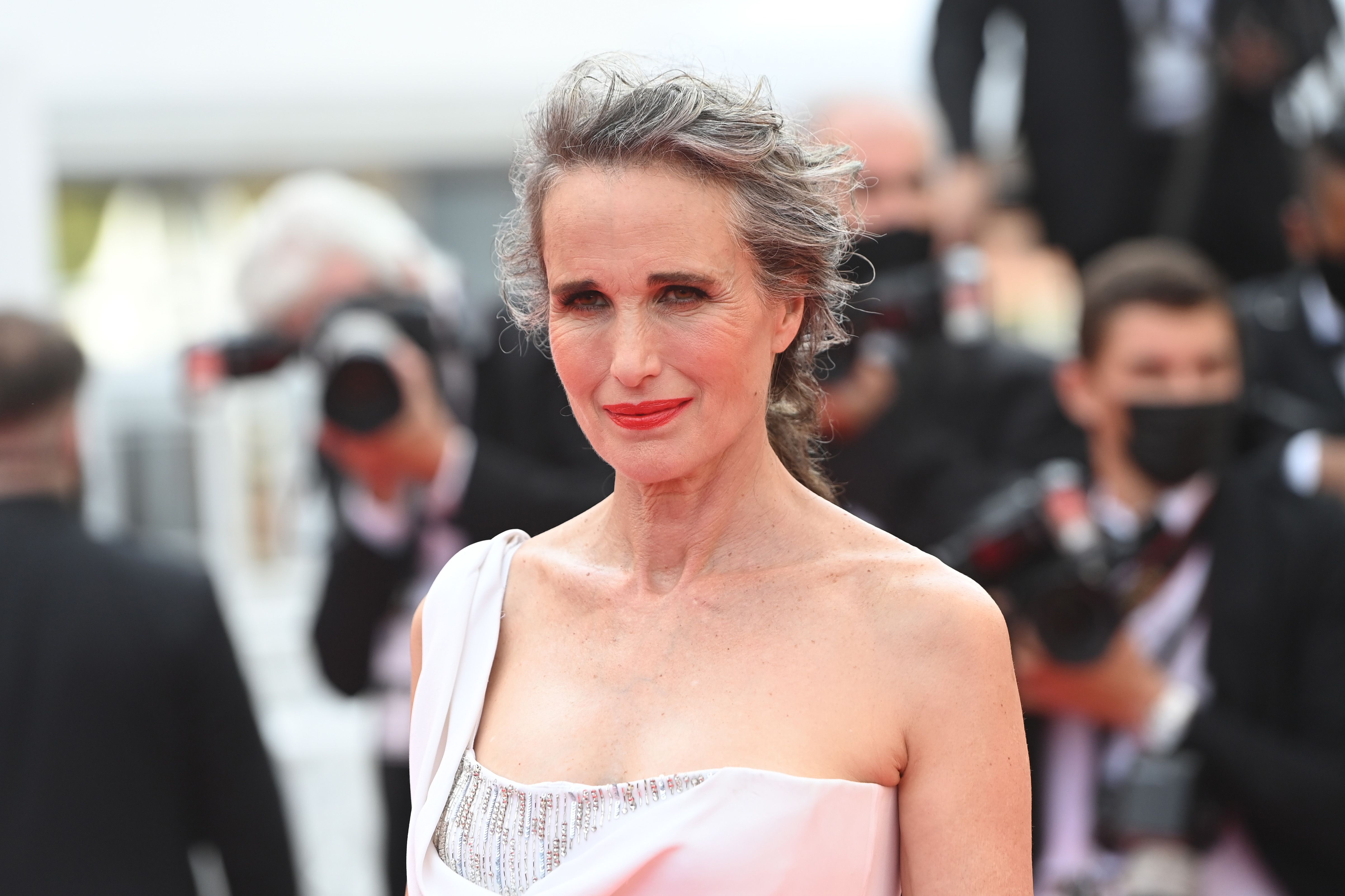 Andie MacDowell se ha dejado ver con sus impresionantes canas en el