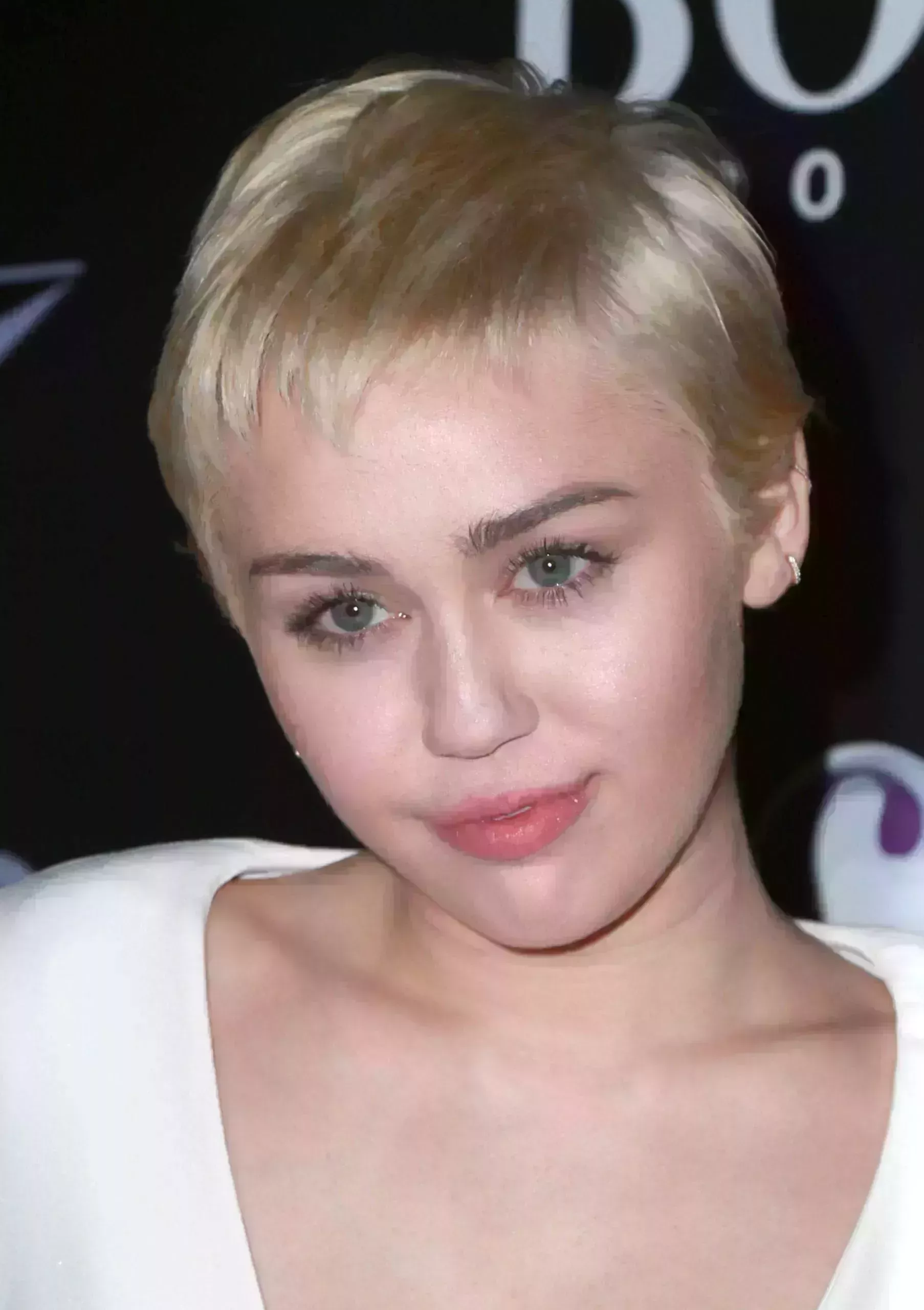 Miley Cyrus’ Blonde Microbangs