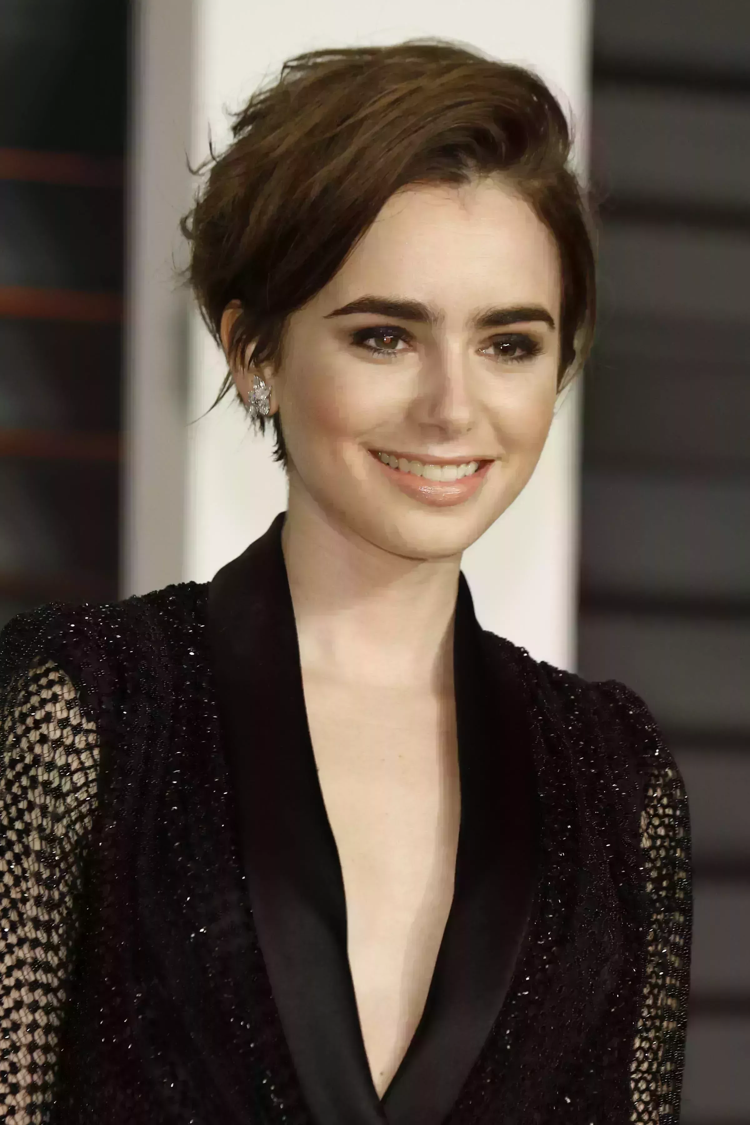 Lily Collins’ Full-Bodied Pixie