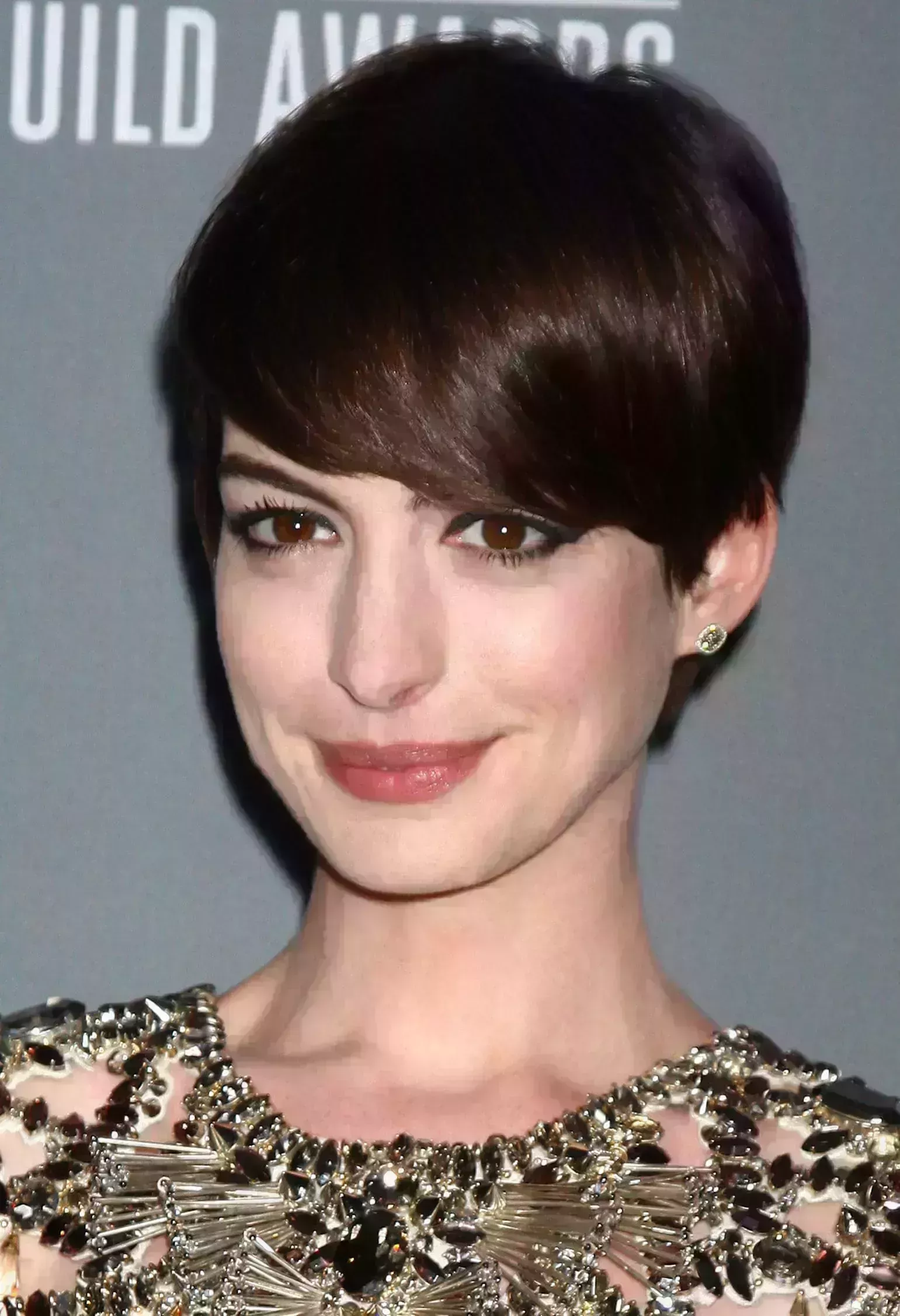 Anne Hathaway’s Medium Pixie