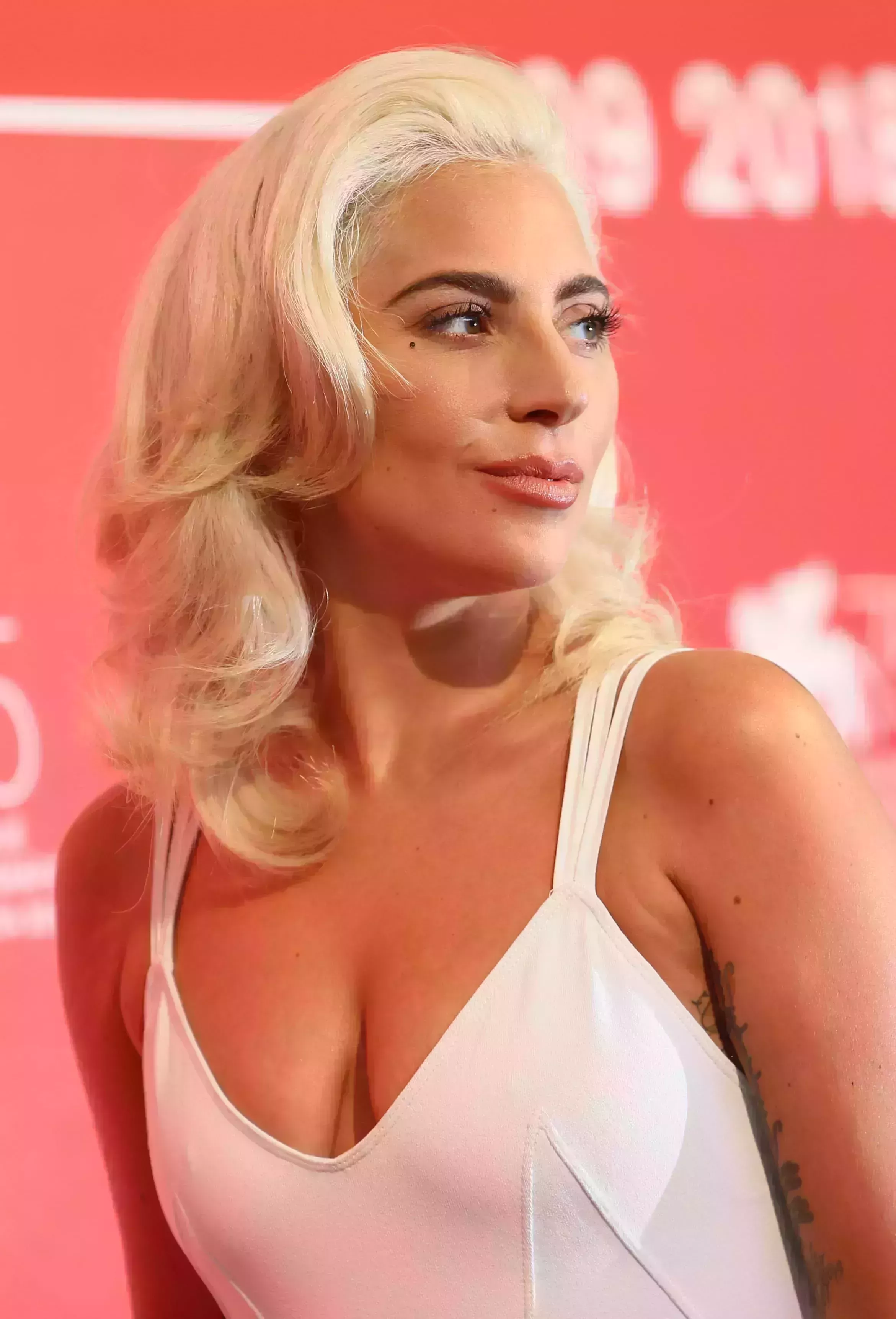 Lady Gaga’s Layered All Blonde Waves