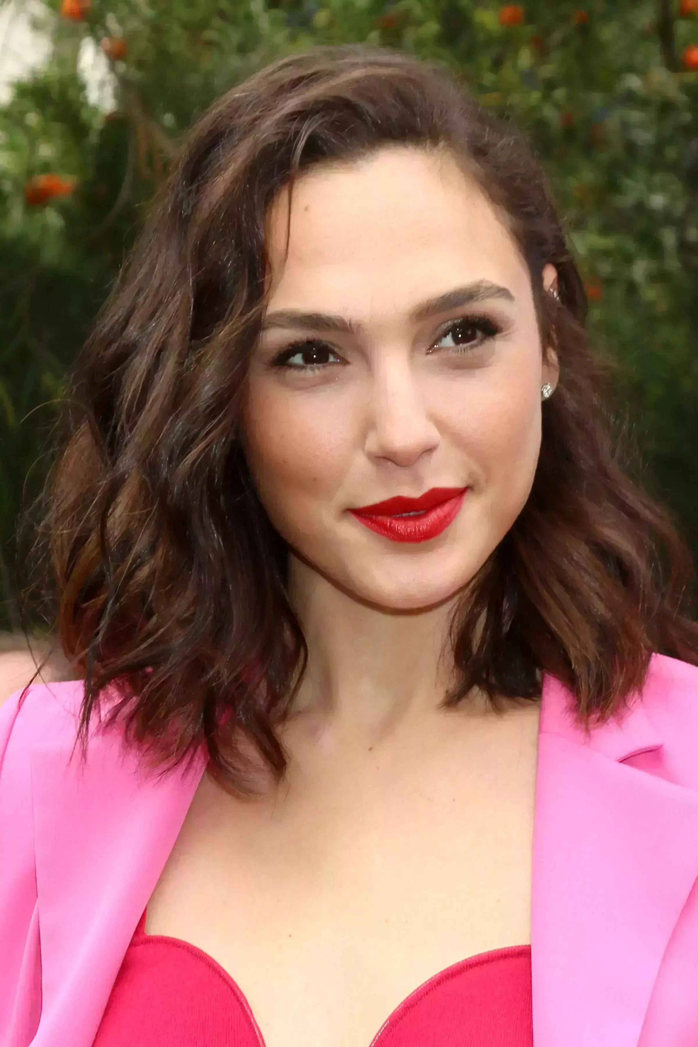 Gal Gadot’s Caramel Highlights on Dark Lob