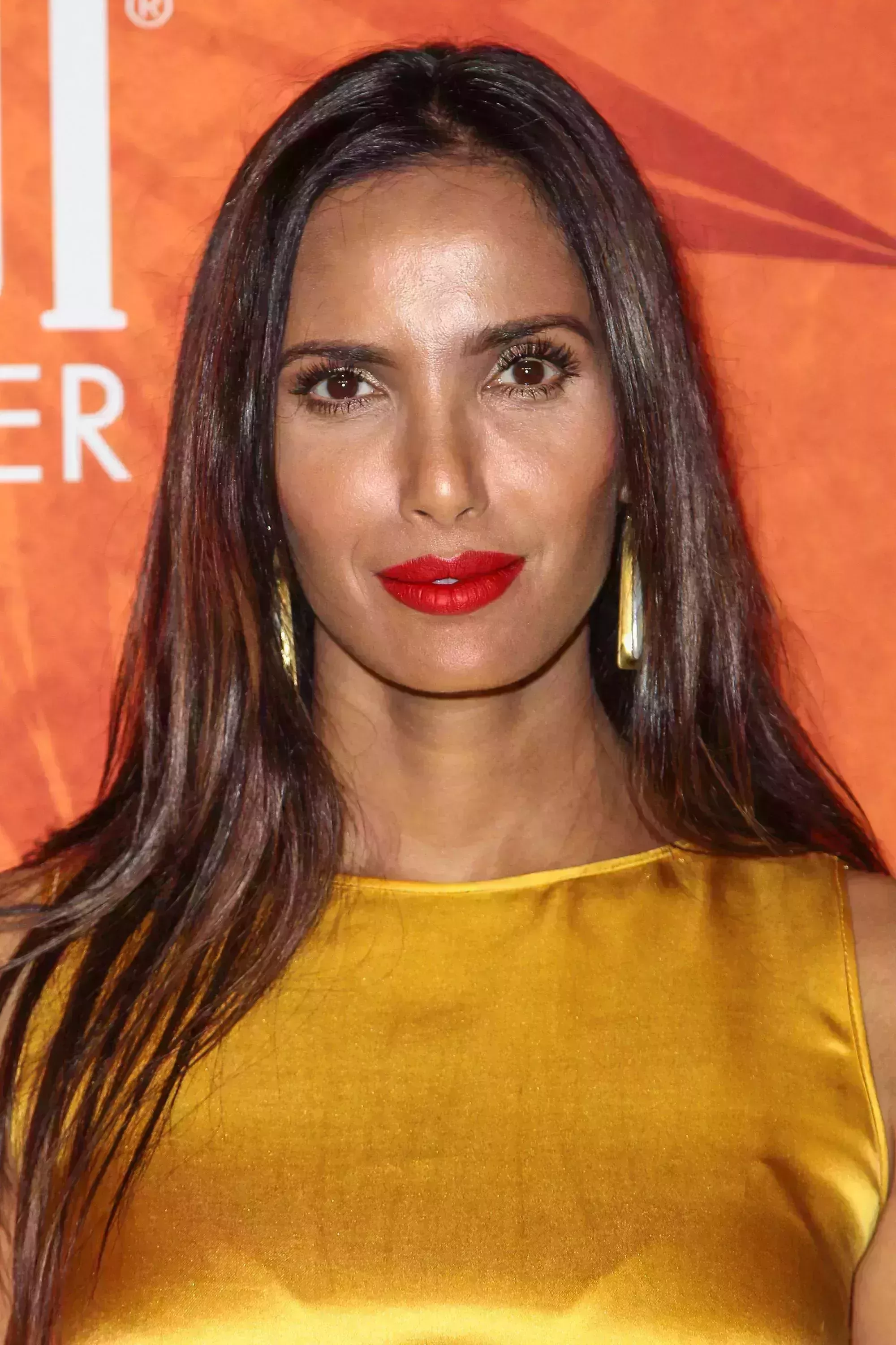 Padma Lakshmi’s Subtle Caramel Highlights