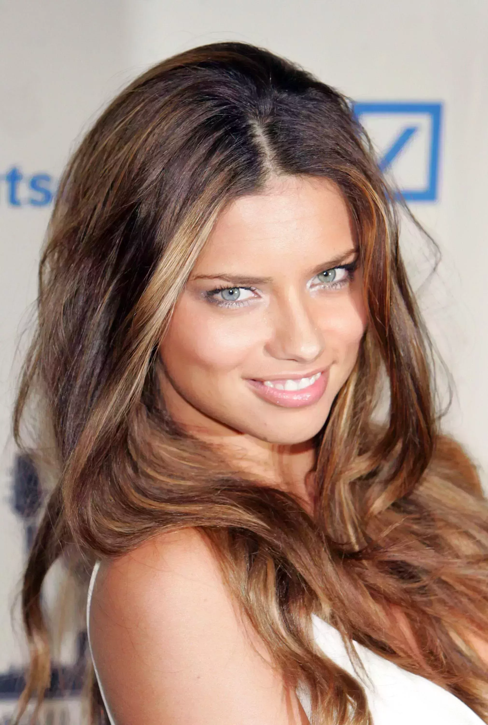 Adriana Lima’s Bold Caramel Highlights