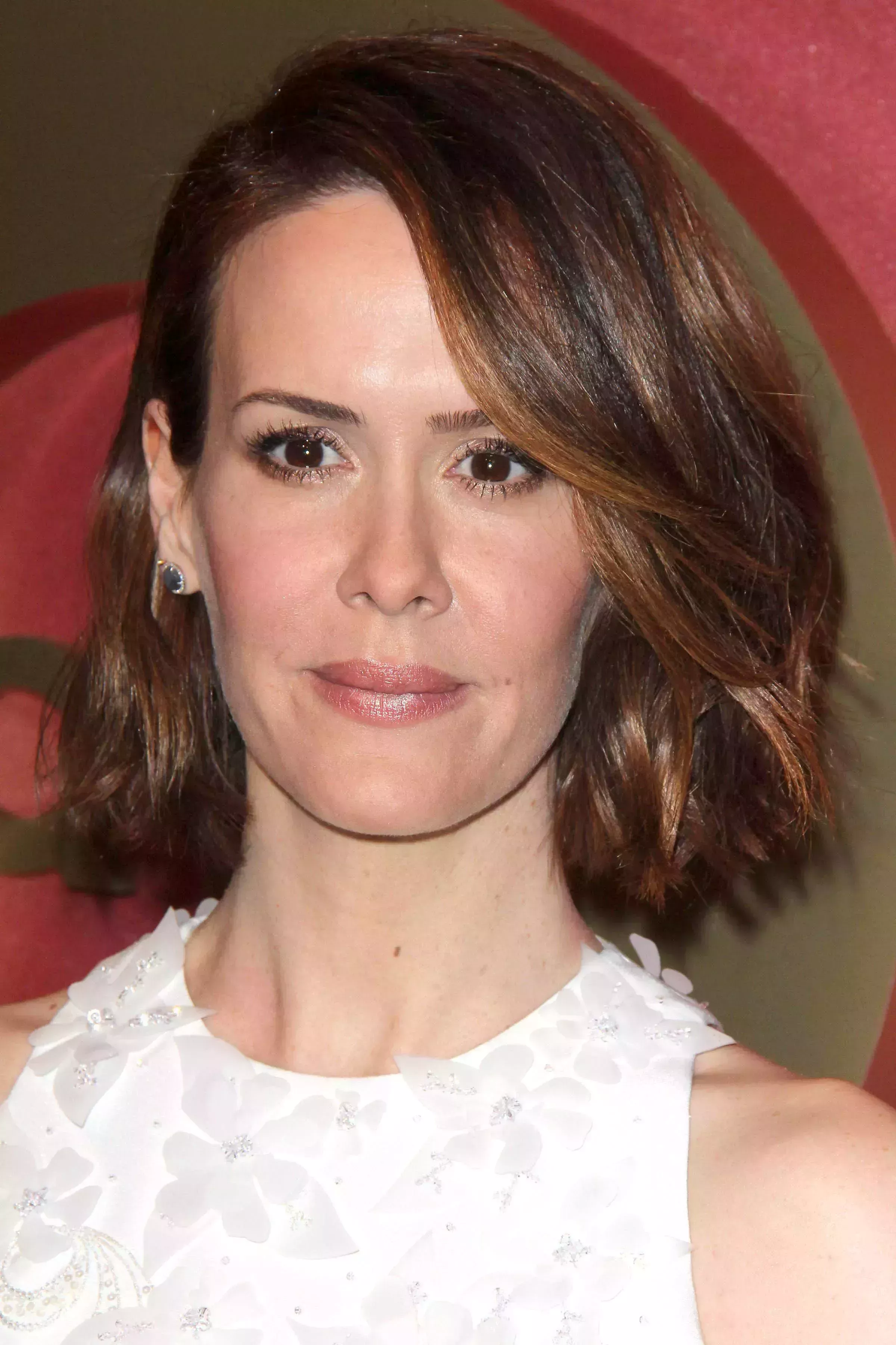 Sarah Paulson’s Caramel Highlights on Short Hair