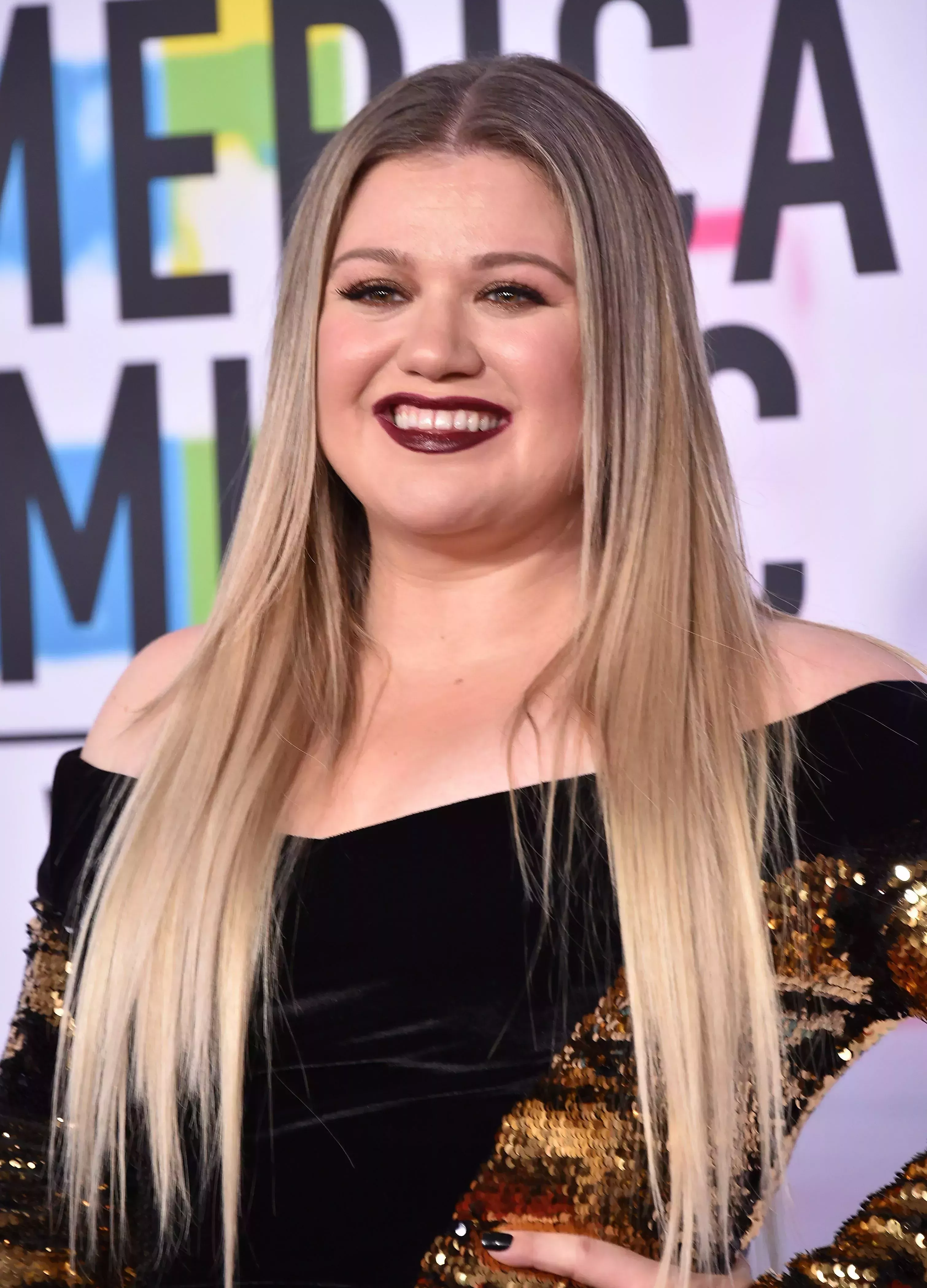 Kelly Clarkson’s Dark Brown to Platinum Blonde Ombre