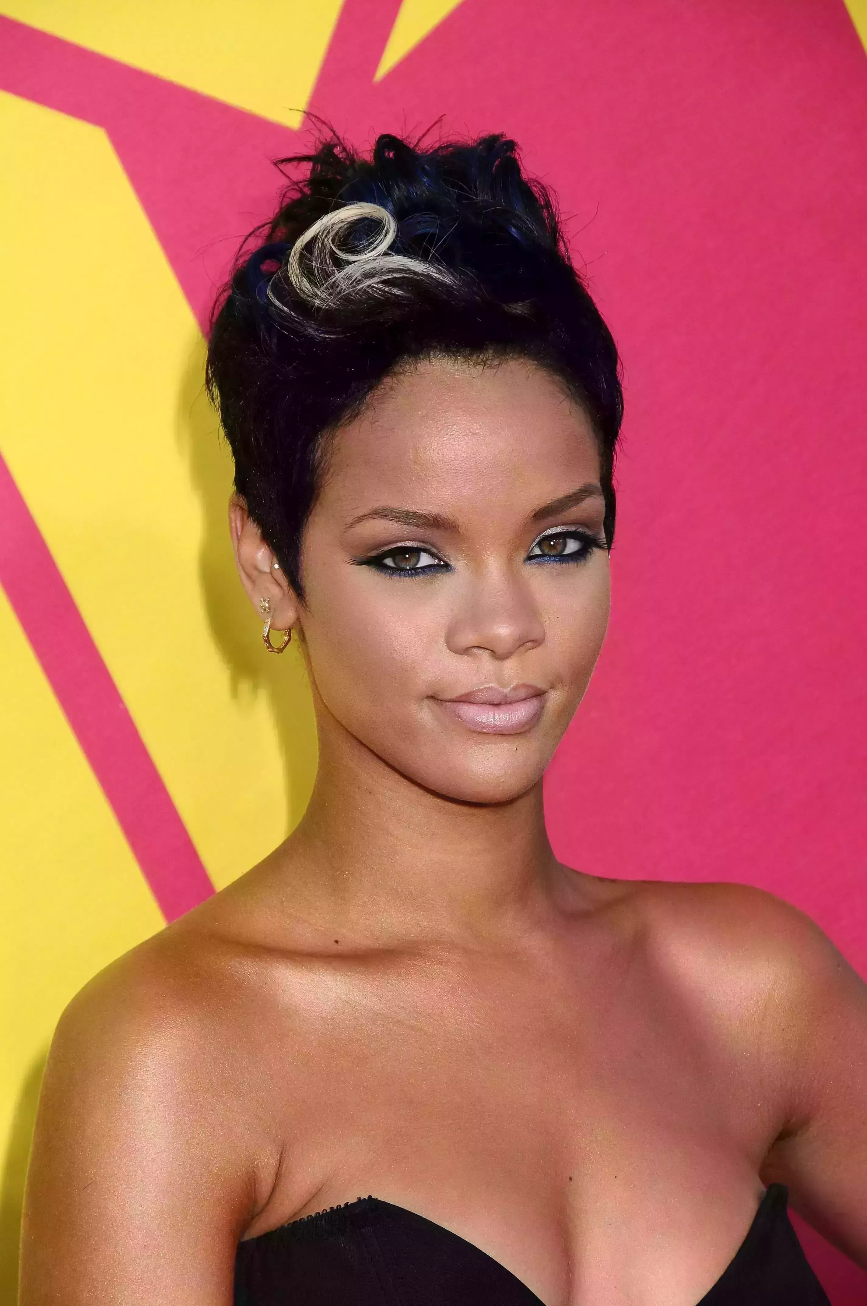 Rihanna’s Black Hair with Platinum Blonde Streaks