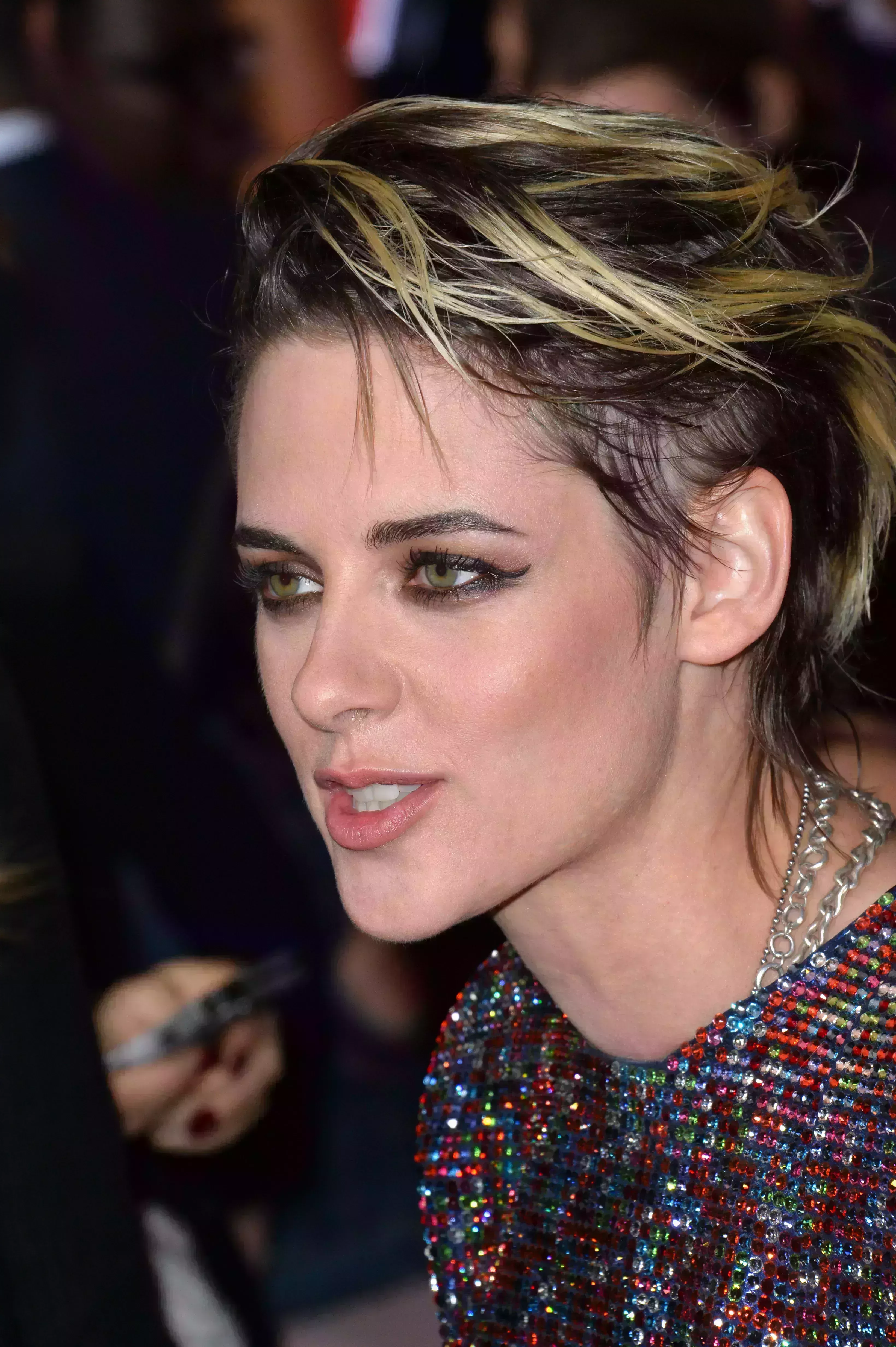 Kristen Stewart’s Edgy Platinum Highlights on Dark Hair