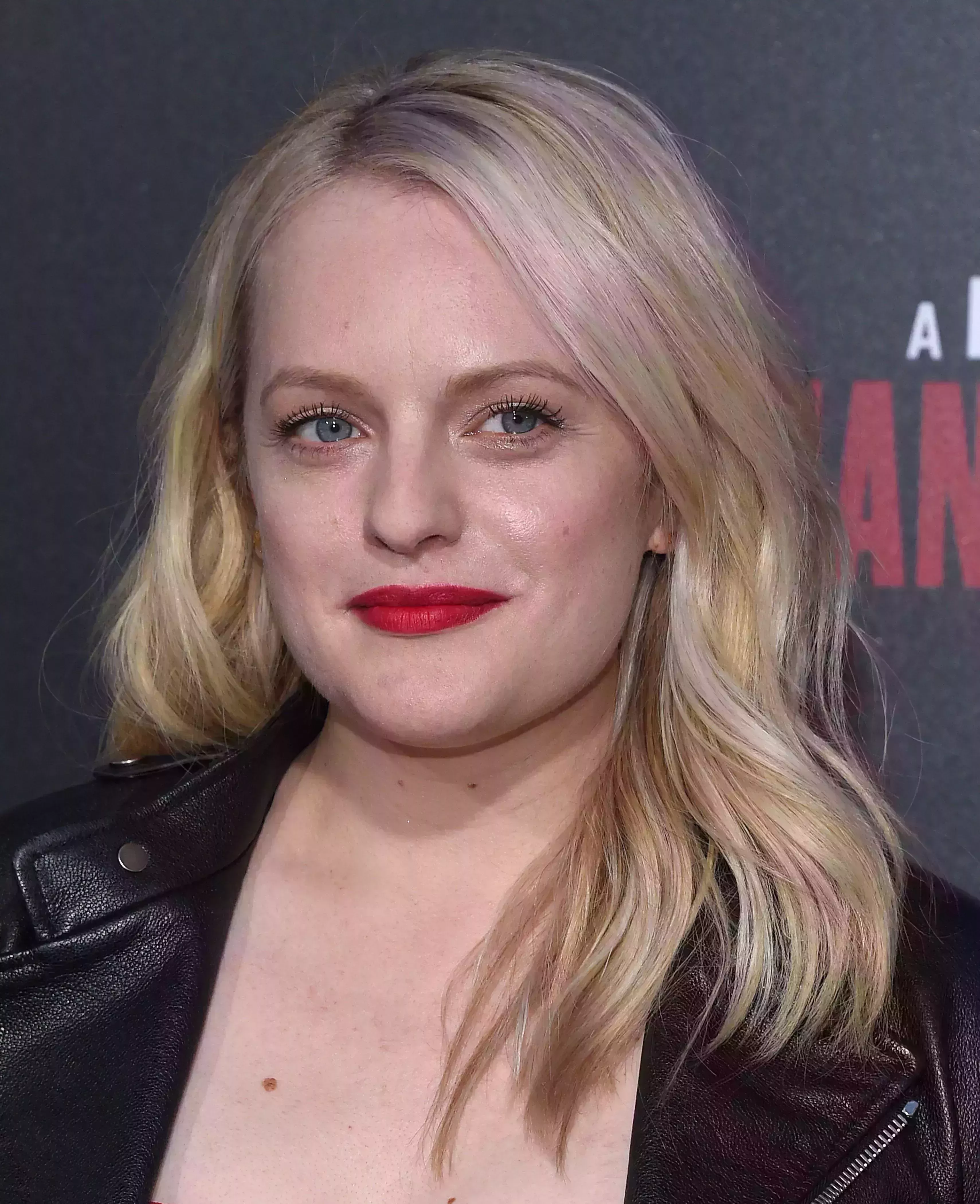 Elisabeth Moss’ Platinum Blonde Balayage