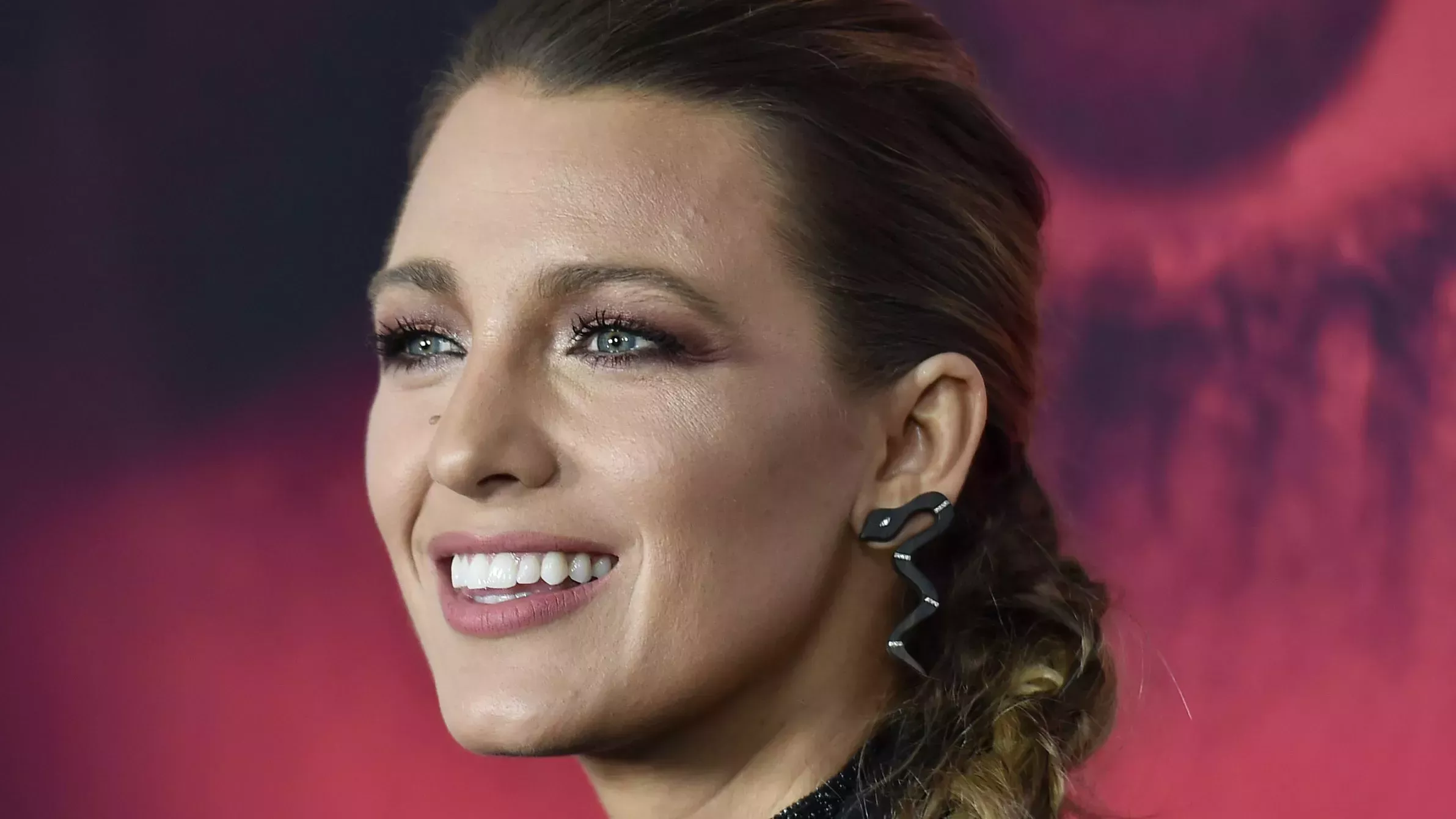 Blake Lively se presentó a una mini reunión de 'Sisterhood' con el pelo castaño