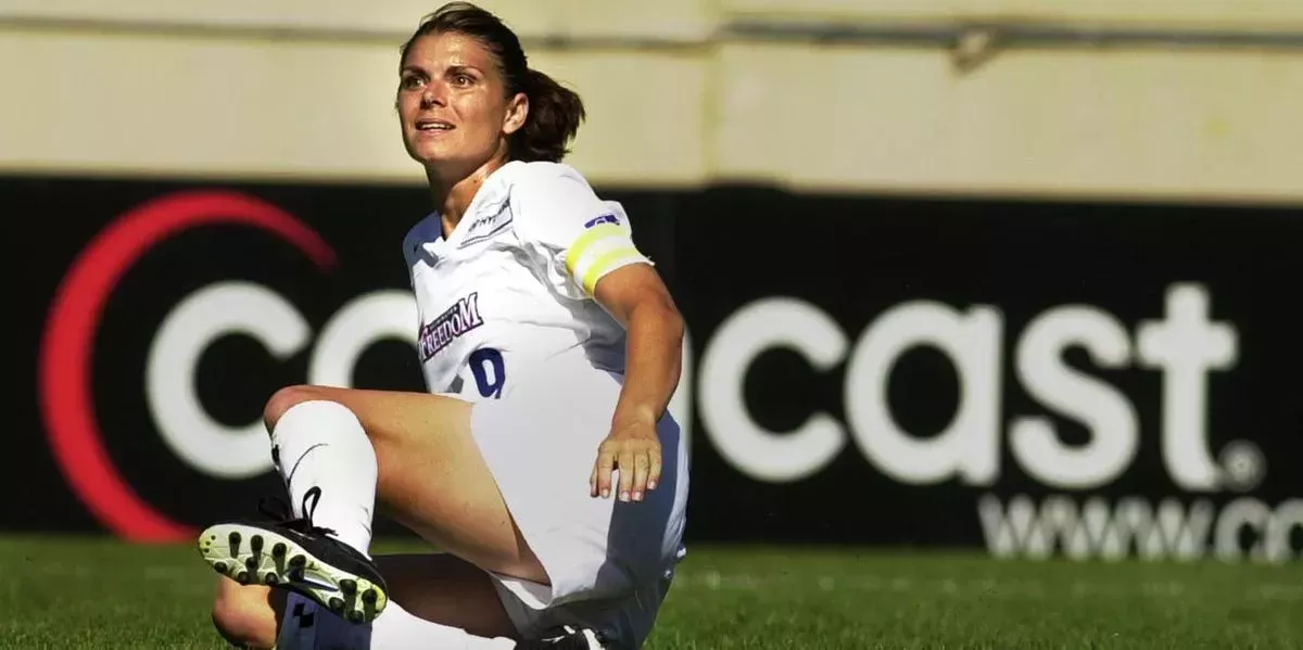 La leyenda del fútbol Mia Hamm dice que se castigaba a sí misma con flexiones cada vez que fallaba un tiro en el entrenamiento, inspirada por su educación militar.