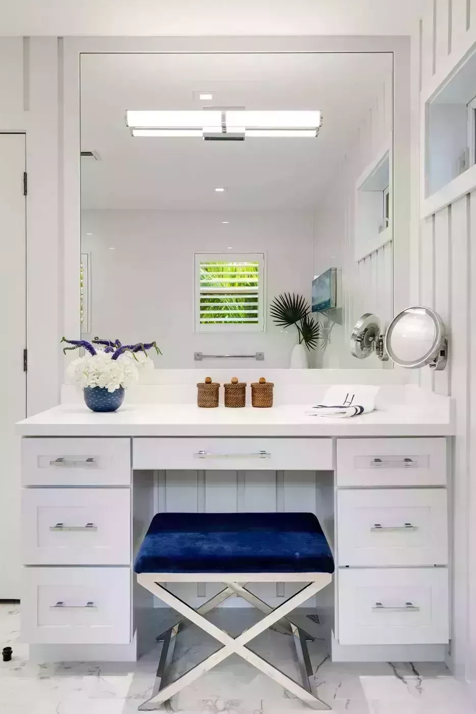 27 hermosos diseños de baños blancos que muestran un estilo fresco y atemporal