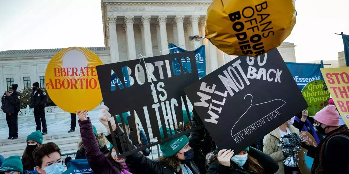 La FDA anuncia que las píldoras abortivas pueden enviarse permanentemente por correo mientras Roe v. Wade sigue amenazado