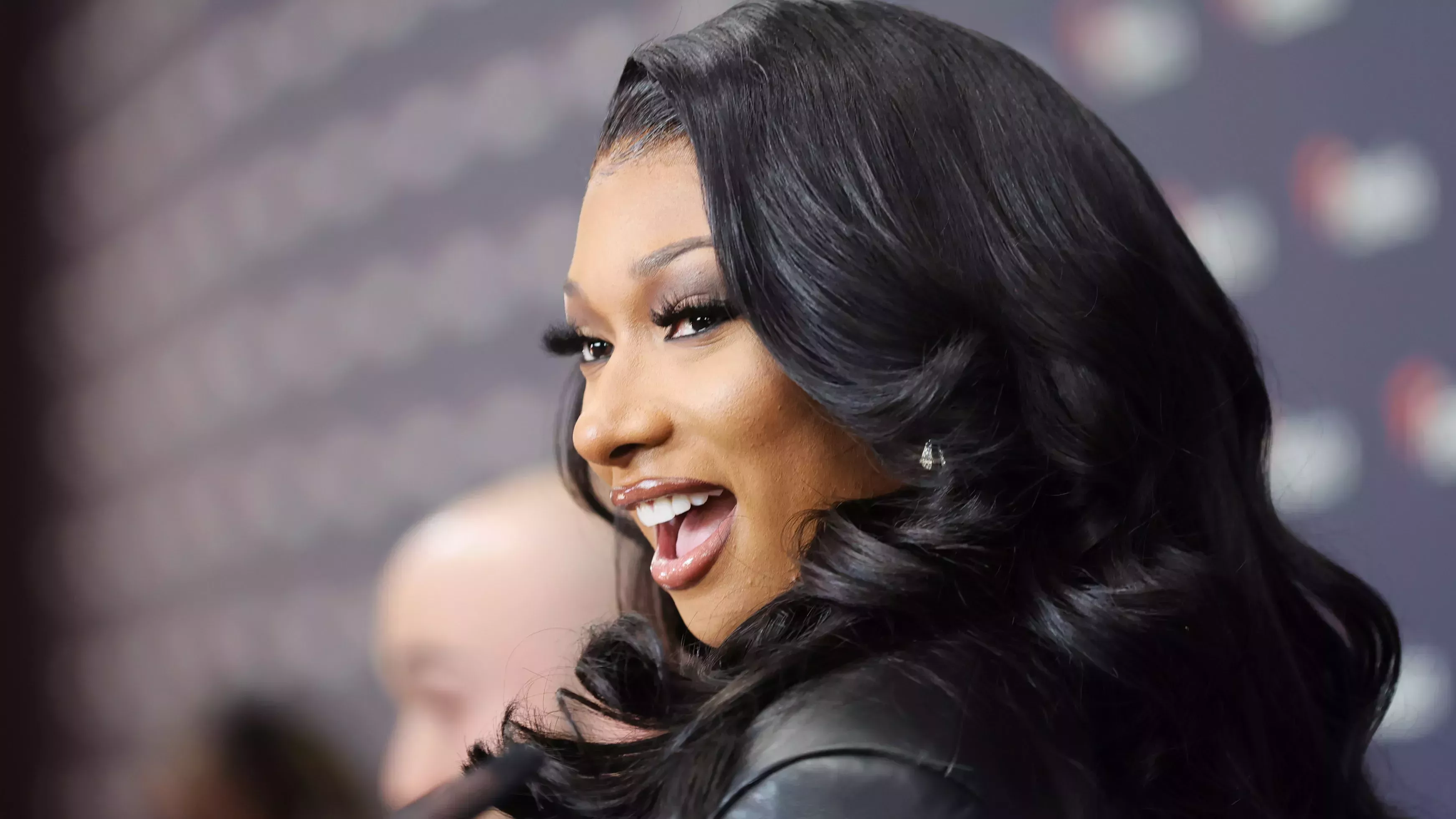 Megan Thee Stallion se puso centímetros y centímetros de pelo para su cumpleaños