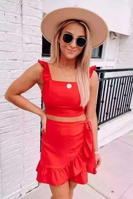 23 Red Dress Makeup Ideas & Hairstyling Tips for Perfect Look