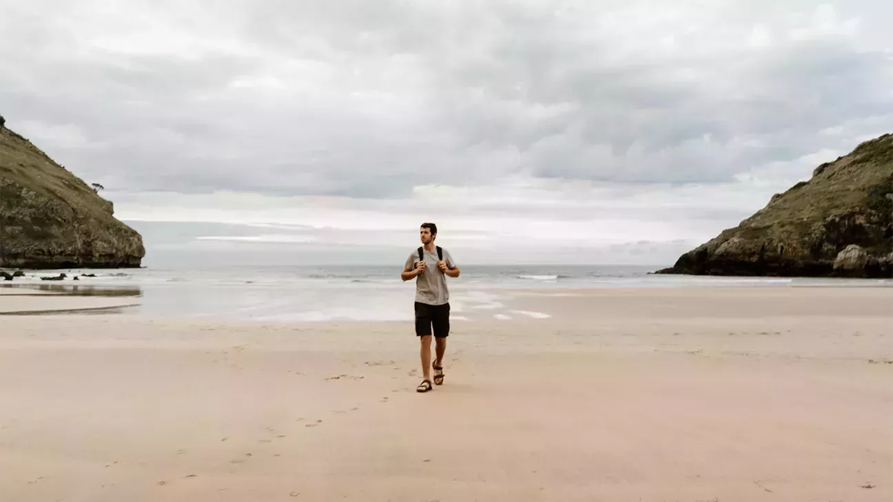 Caminar por la playa: Beneficios, consejos y seguridad