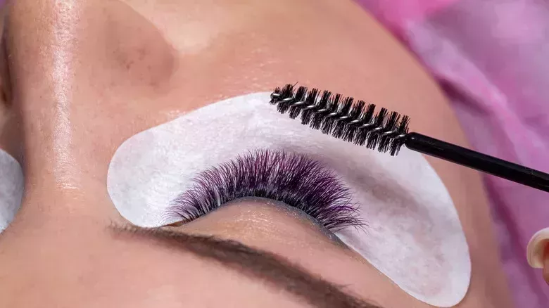 Cómo añadir la máscara de pestañas púrpura a tu rutina de maquillaje